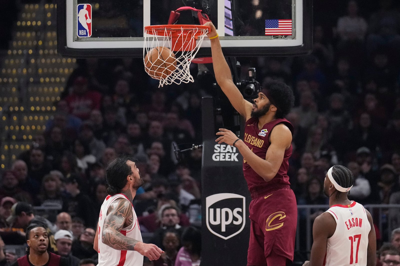 Cleveland Cavaliers center Jarrett Allen (31) dunks between Houston Rockets center Steven Adams, left, and forward Tari Eason (17) in the first half of an NBA basketball game, Saturday, Jan. 25, 2025, in Cleveland. (AP Photo/Sue Ogrocki)