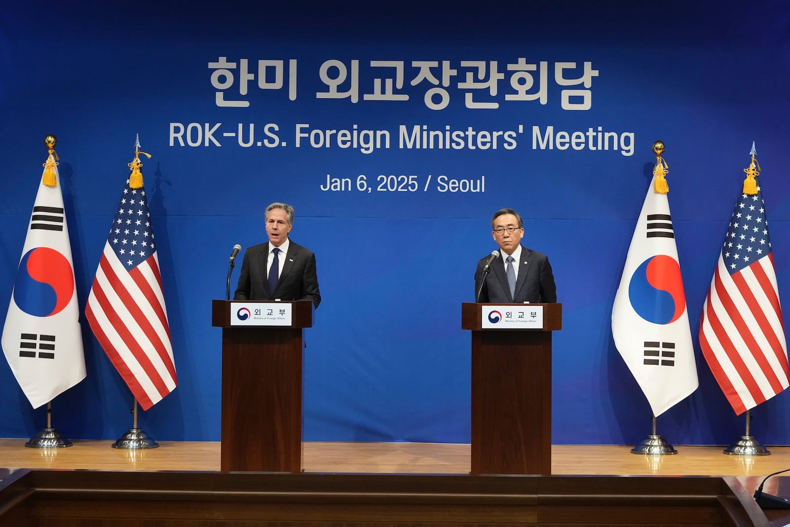 U.S. Secretary of State Antony Blinken, left, and South Korean Foreign Minister Cho Tae-yul, right, attend a joint press conference following their meeting at the Foreign Ministry in Seoul, South Korea, Monday, Jan. 6, 2025. (AP Photo/Lee Jin-man, Pool)