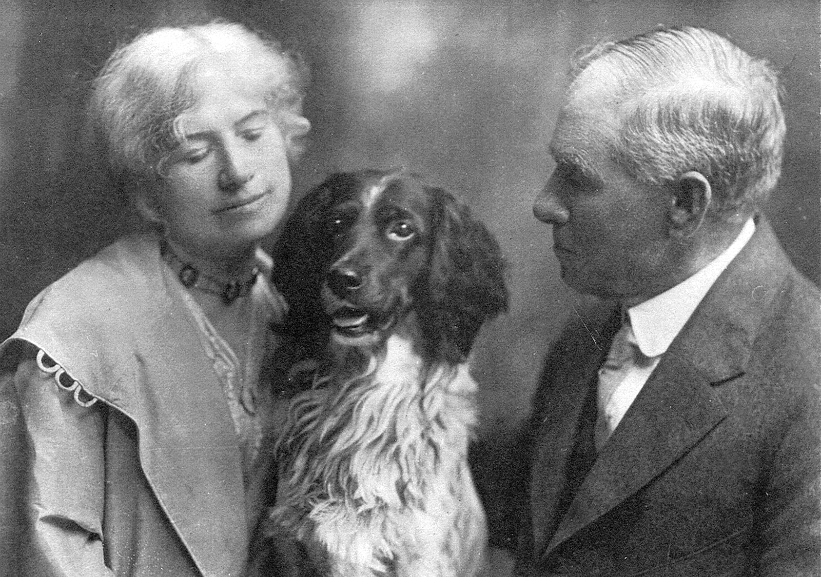 A family portrait of Annie Oakley and her husband, Frank Butler, and their dog, Dave, photographed in the 1920s. PHOTO COURTESY OF THE ANNIE OAKLEY CENTER AT THE GARST MUSEUM