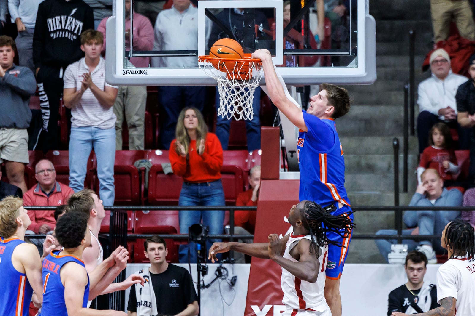 Florida forward/center Alex Condon (21) dunks the ball over Alabama center Clifford Omoruyi (11) during the second half of an NCAA college basketball game, Wednesday, March 5, 2025, in Tuscaloosa, Ala. (AP Photo/Vasha Hunt)