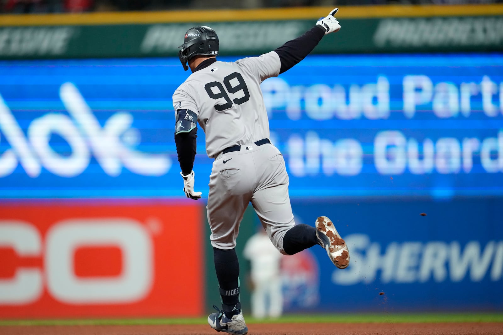 New York Yankees' Aaron Judge celebrates after hitting a two-run home run against the Cleveland Guardians during the eighth inning in Game 3 of the baseball AL Championship Series Thursday, Oct. 17, 2024, in Cleveland.(AP Photo/Godofredo Vásquez )