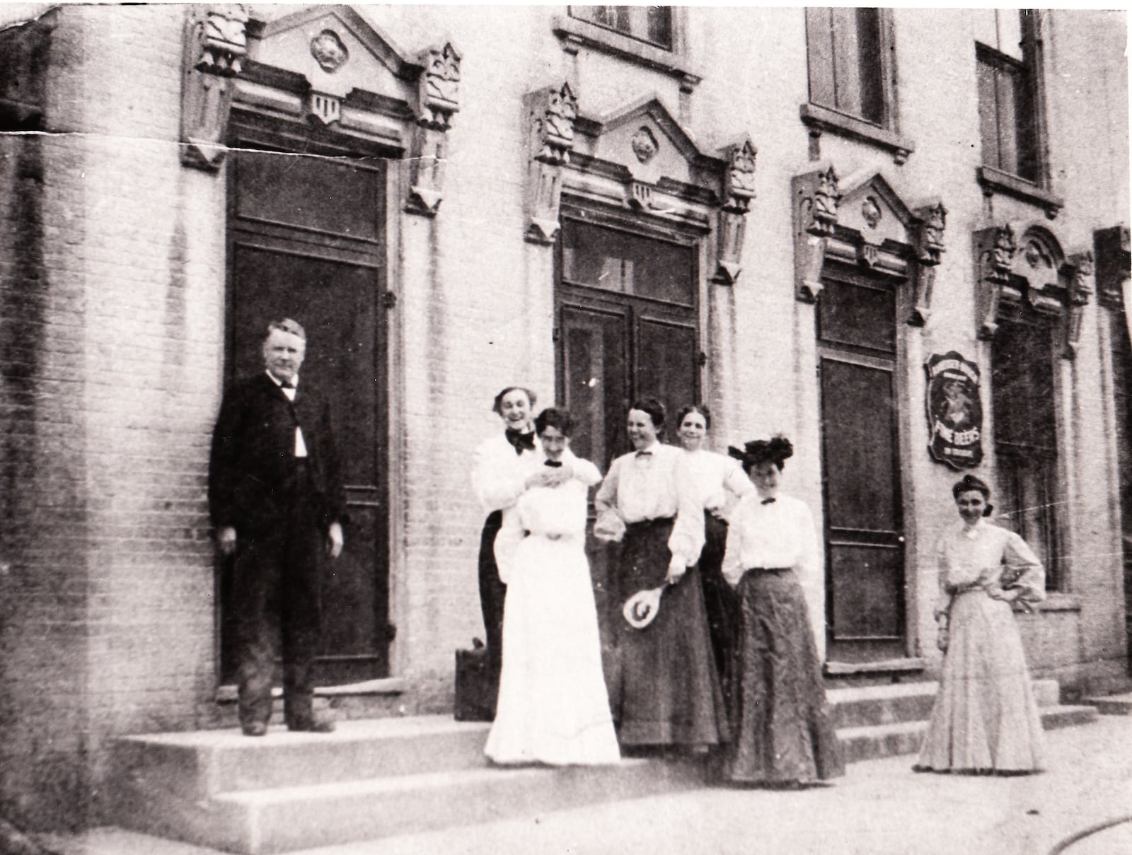 Albert Stubbs and his family were photographed in the front of the Lebanon House (now the Golden Lamb) prior to 1909. Stubbs was the owner of the Lebanon House and also served as a Warren County Auditor and Lebanon Mayor. PHOTO COURTESY OF THE WARREN COUNTY HISTORICAL SOCIETY