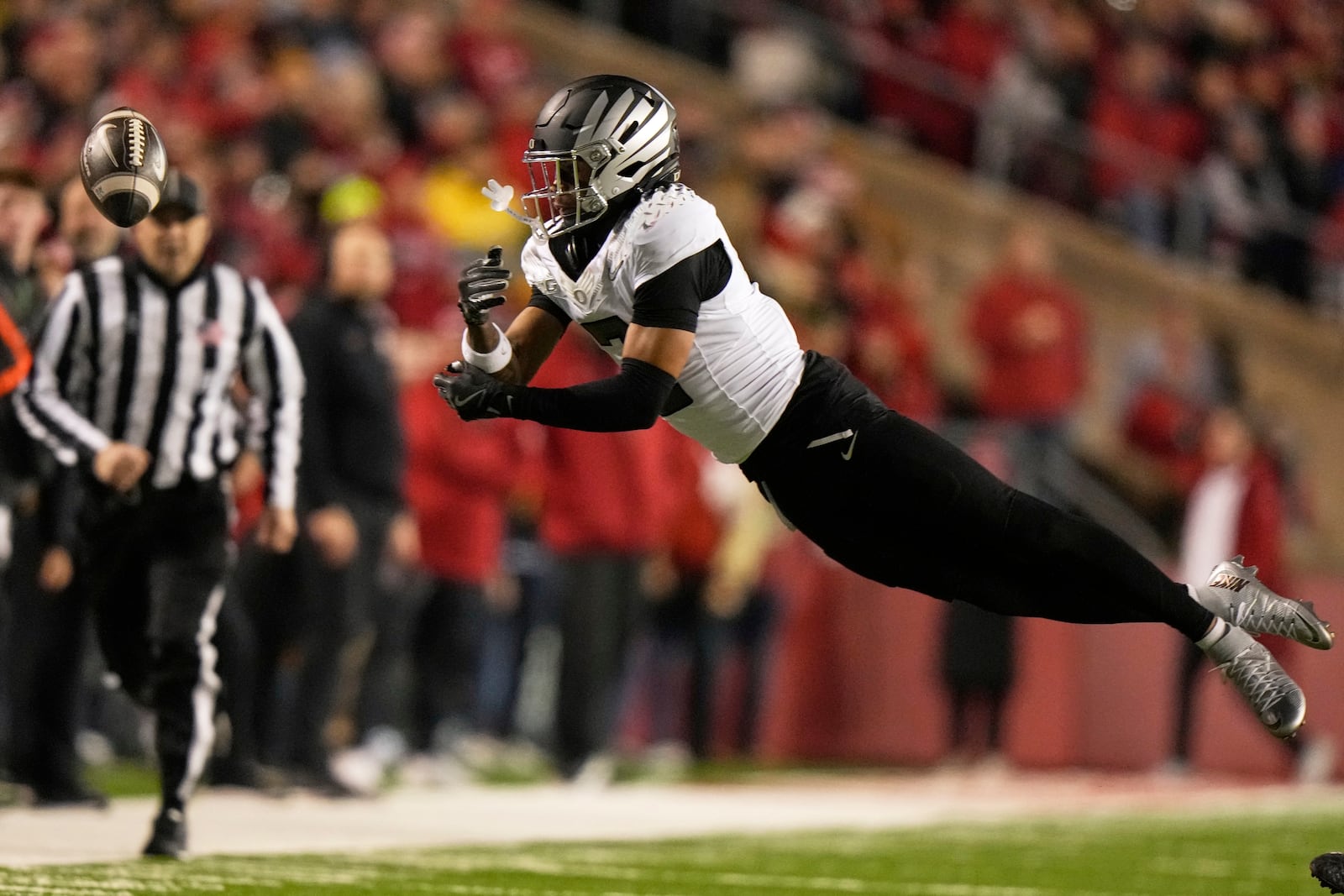 Oregon's Gary Bryant Jr. (2) can't catch a pass during the first half of an NCAA college football game against Wisconsin Saturday, Nov. 16, 2024, in Madison, Wis. (AP Photo/Morry Gash)