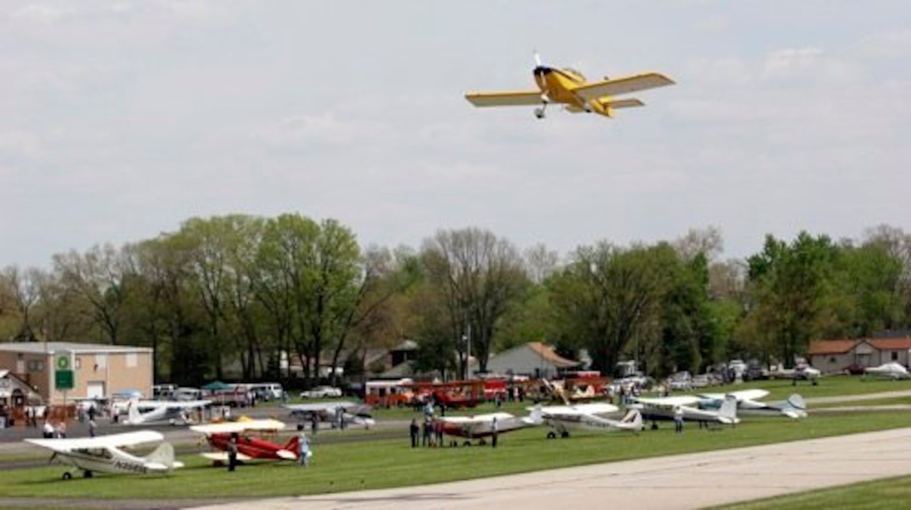 Aircraft fly-in at Moraine Airpark