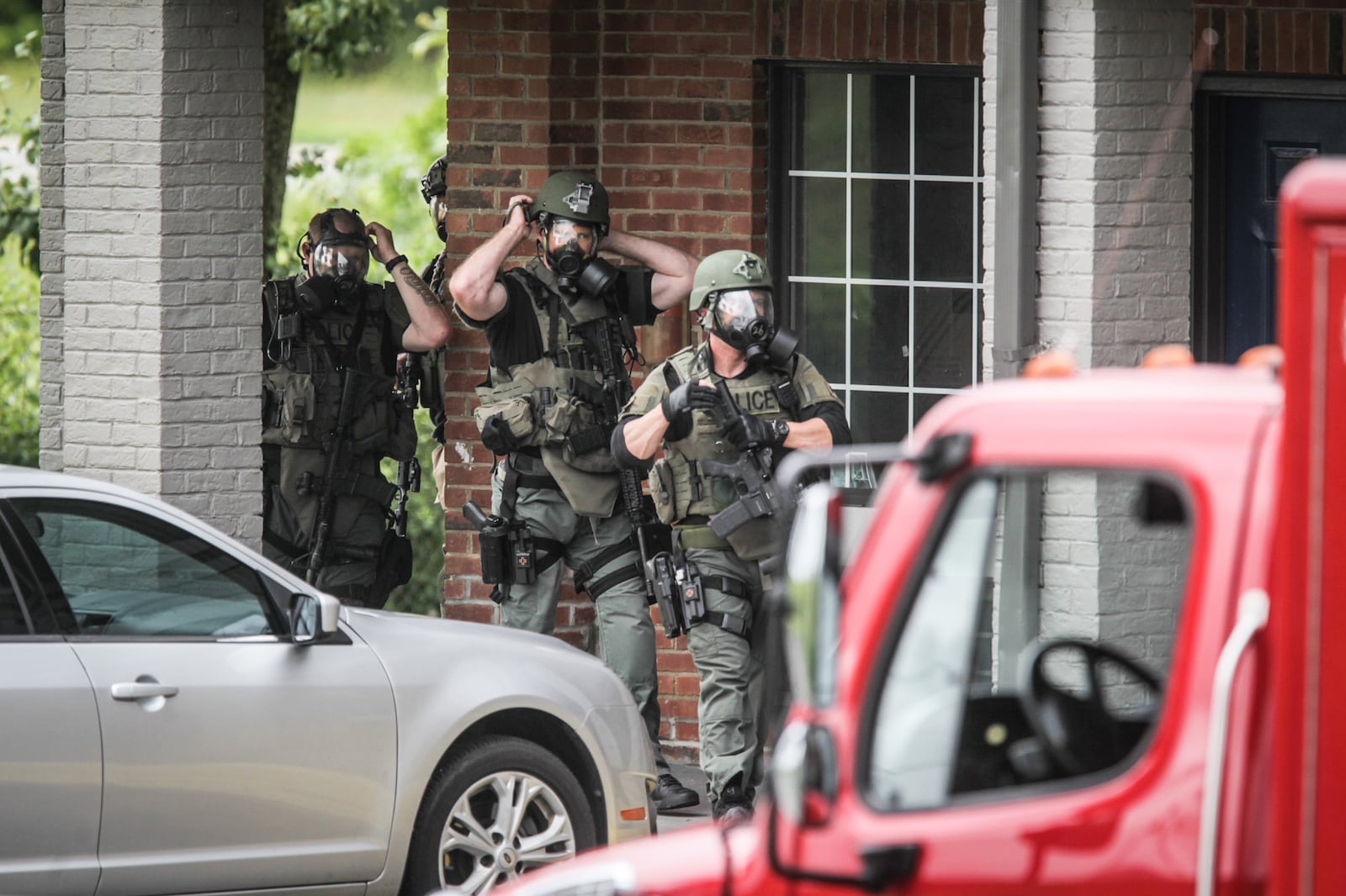 SWAT and Montgomery County Sheriff's deputies responded to the Motel 6 in Washington Twp. in connection to a stolen vehicle and abduction investigation. JIM NOELKER / STAFF