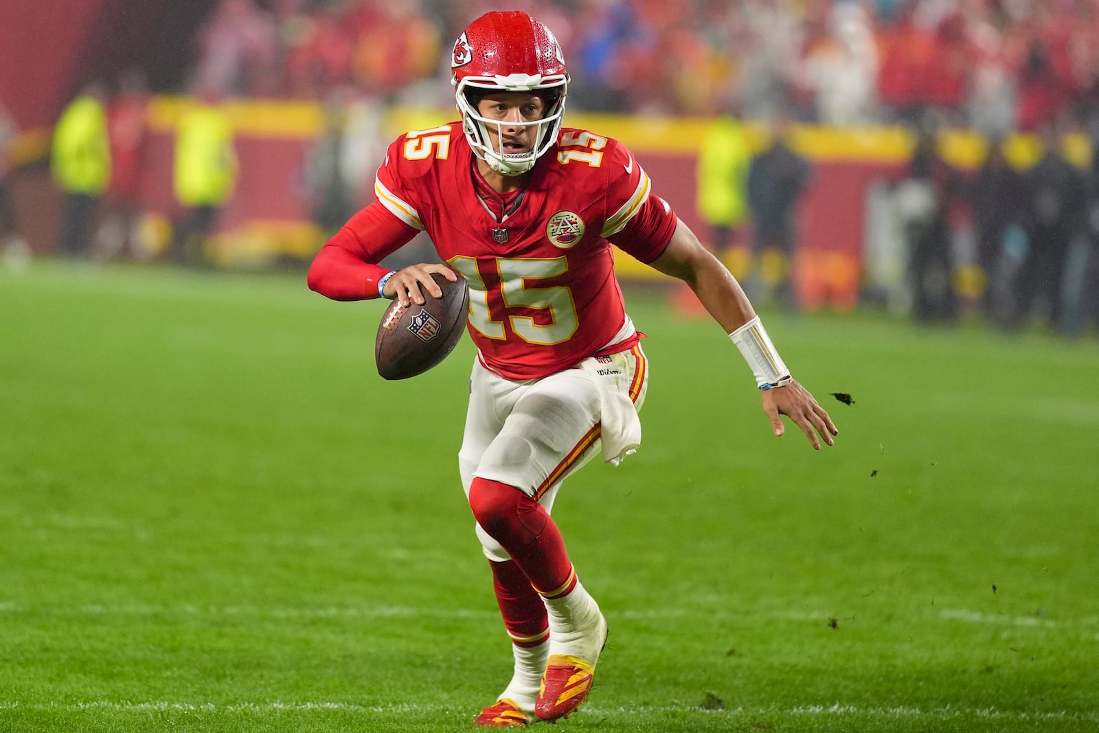 Kansas City Chiefs quarterback Patrick Mahomes (15) runs out of the pocket against the Tampa Bay Buccaneersduring the second half of an NFL football game, Monday, Nov. 4, 2024, in Kansas City, Mo. (AP Photo/Charlie Riedel)