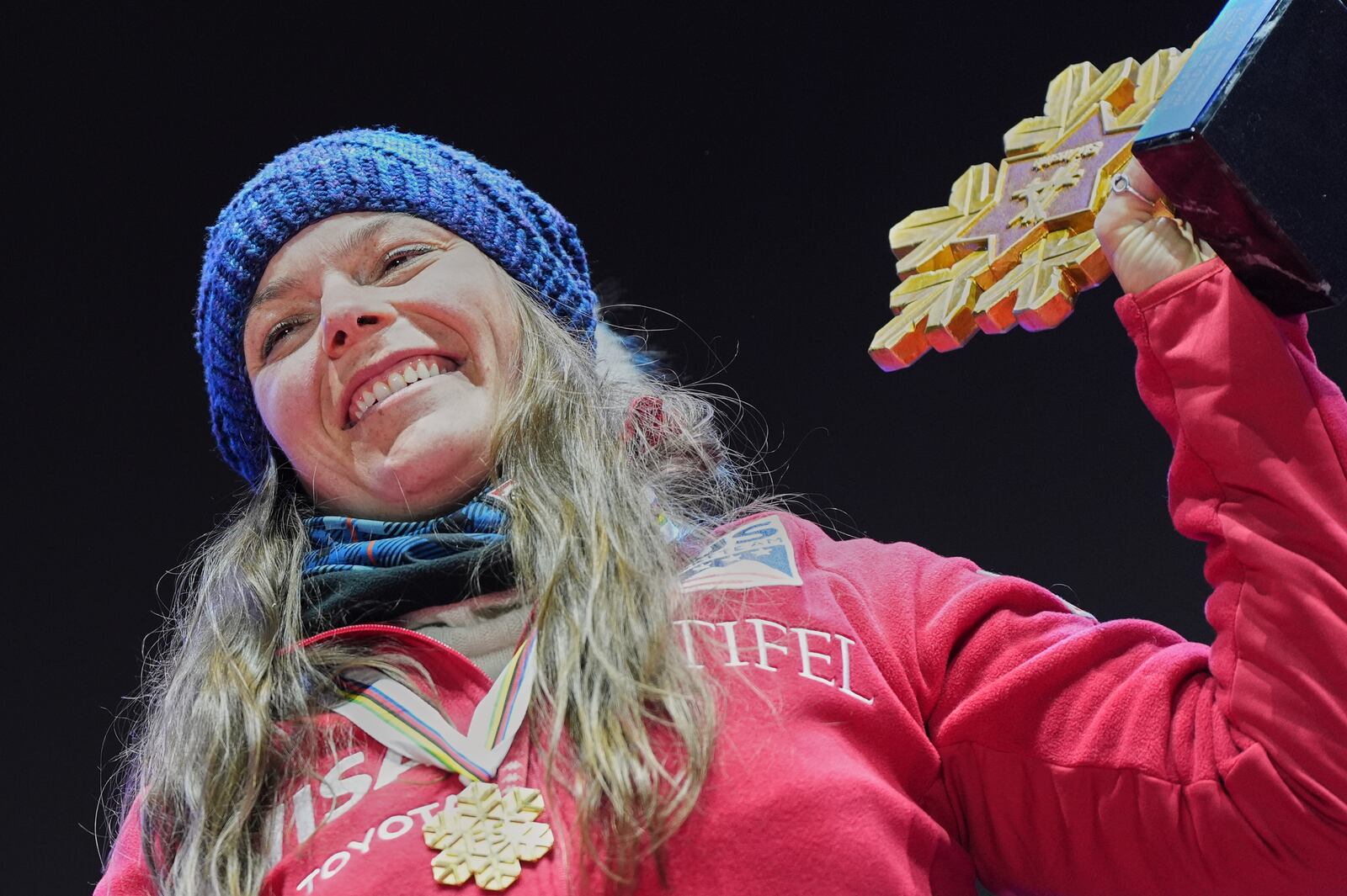 United States' Breezy Johnson shows her gold medal for a women's downhill race, at the Alpine Ski World Championships, in Saalbach-Hinterglemm, Austria, Saturday, Feb. 8, 2025. (AP Photo/Giovanni Auletta)