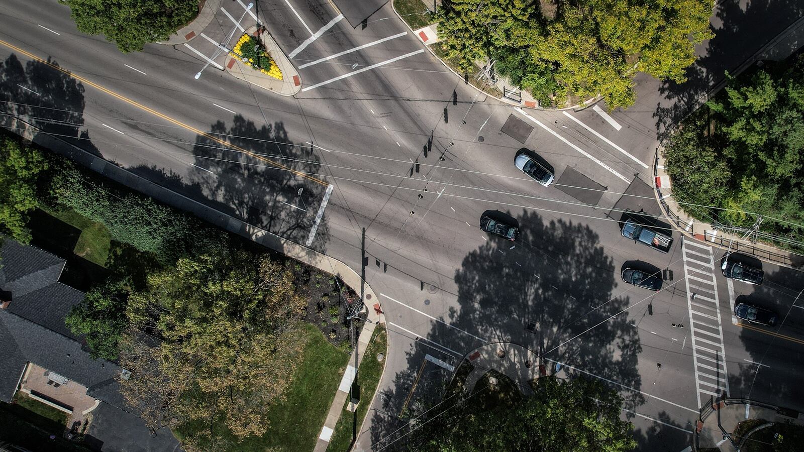 A roundabout is being examined for the six-spoke intersection involving Oakwood Ave.. Thruston Blvd. and Far Hills Ave. The intersection is just south of Dayton on Ohio 48 as you climb the hill to Oakwood. JIM NOELKER/STAFF