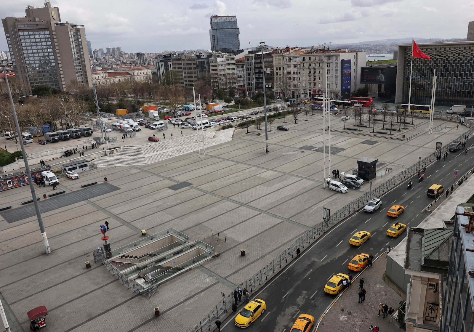 Police cordon off Taksim Square following the arrest of Istanbul Mayor Ekrem Imamoglu in Istanbul, Turkey, Wednesday, March 19, 2025. (AP Photo/Huseyin Ozdemir)