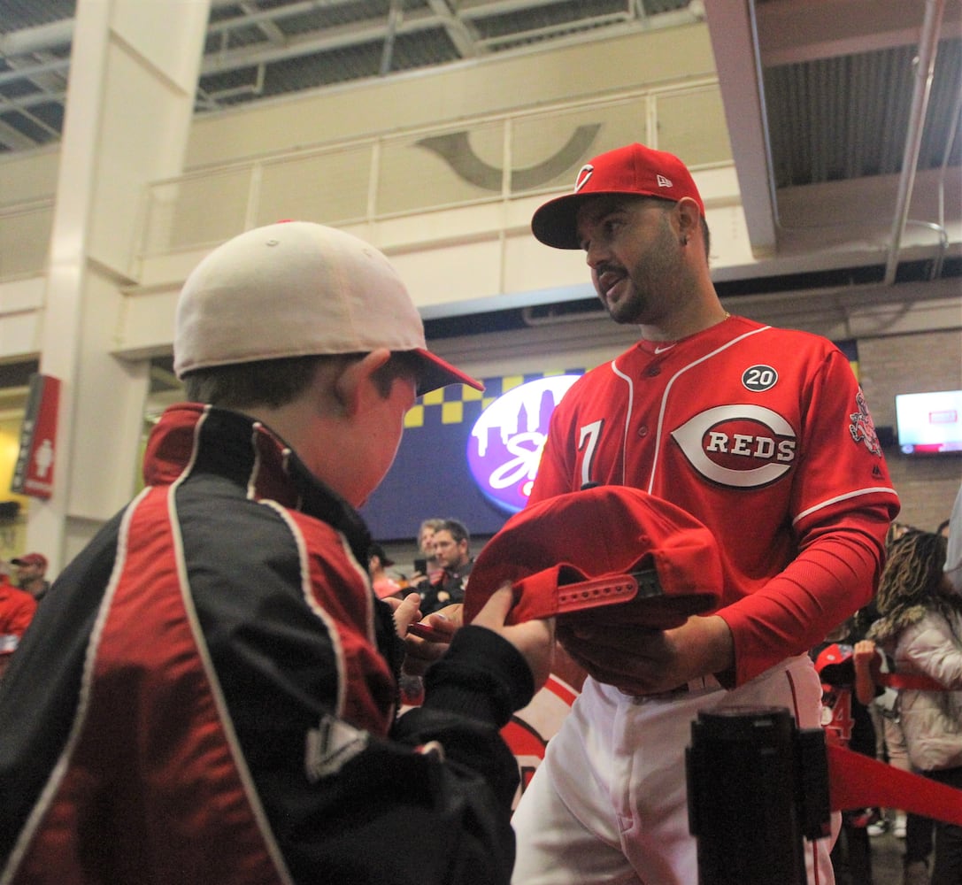 Cincinnati Reds Kids Day: Players walk red carpet