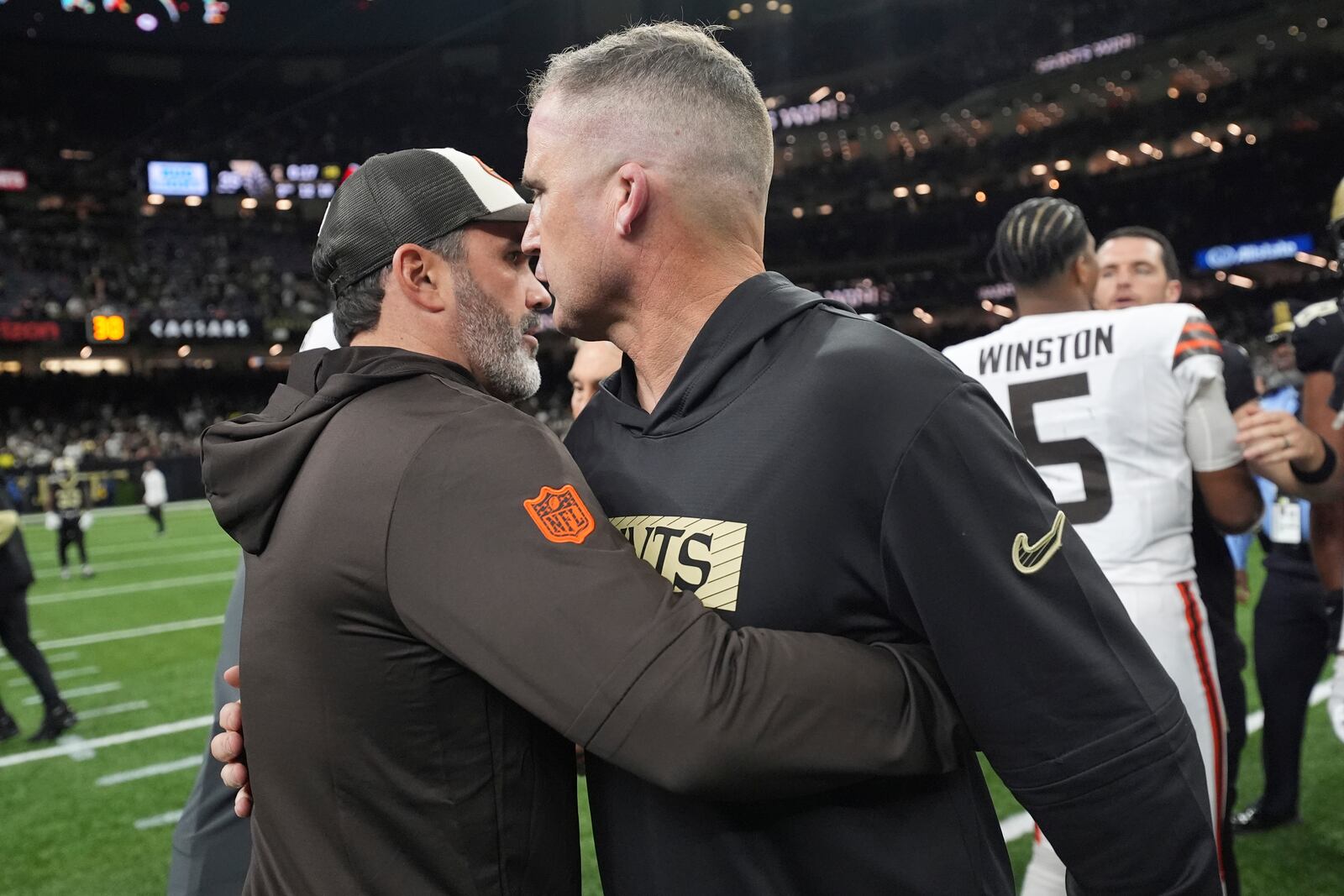 Cleveland Browns head coach Kevin Stefanski, left, and New Orleans Saints interim head coach Darren Rizzi , right, meet after their NFL football game in New Orleans, Sunday, Nov. 17, 2024. (AP Photo/Gerald Herbert)