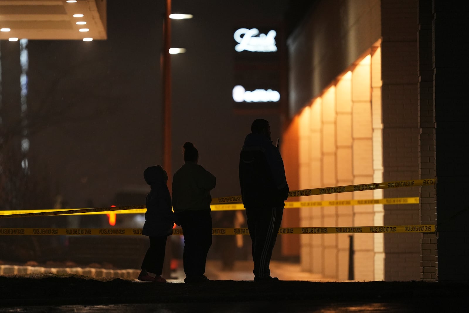 Bystanders watch as first responders work the scene after what witnesses say was a plane crash in Philadelphia, Friday, Jan. 31, 2025. (AP Photo/Matt Rourke)