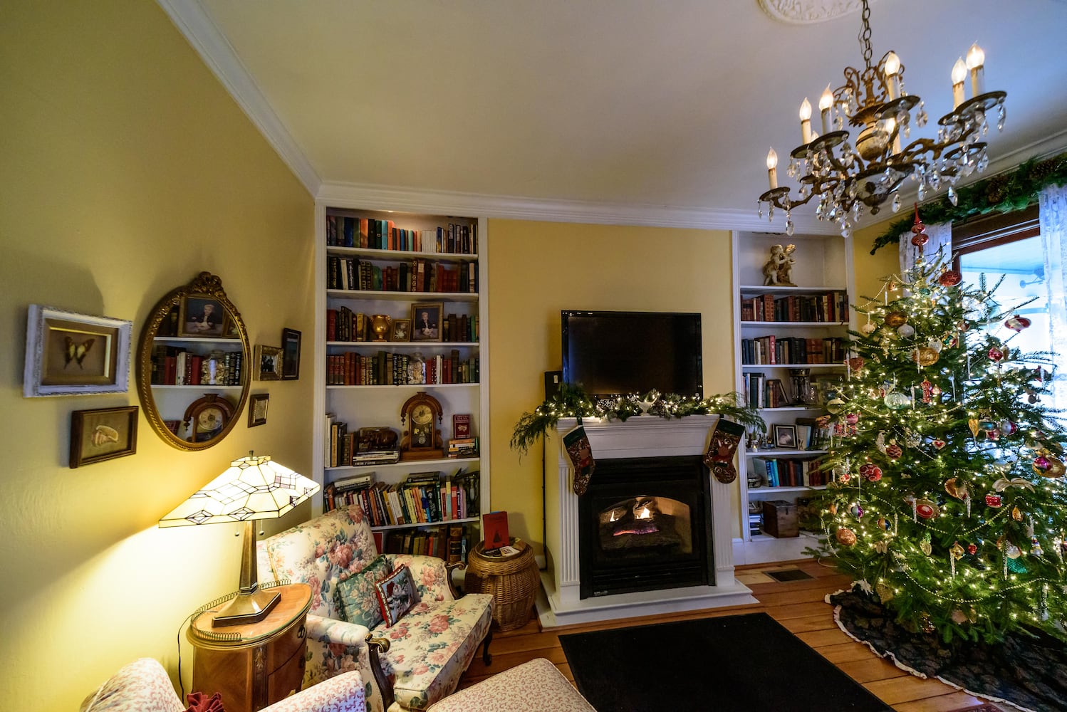 PHOTOS: A Dickens of a Christmas St. Anne’s Hill Holiday Home Tour