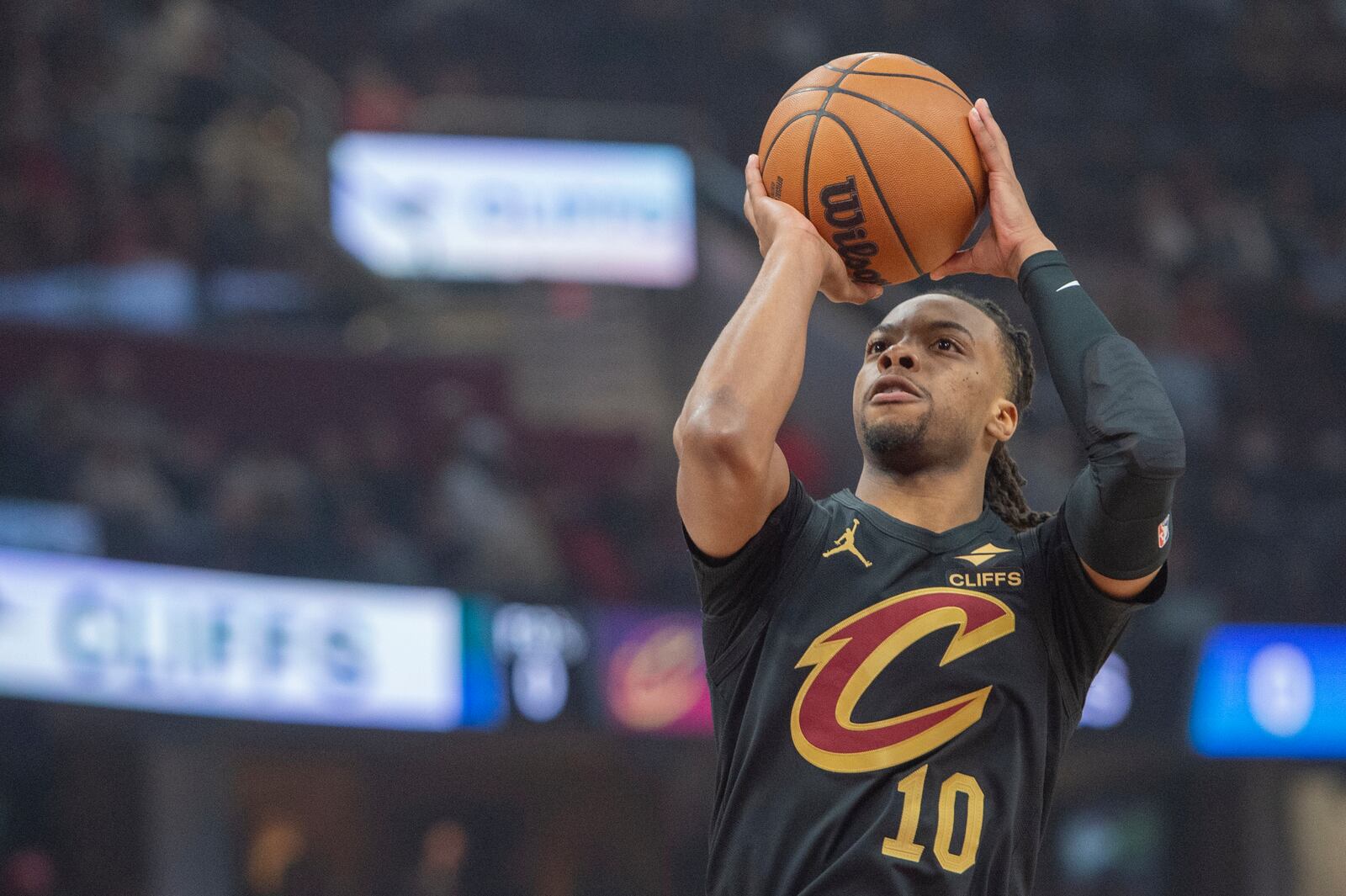 Cleveland Cavaliers' Darius Garland (10) shoots against the Philadelphia 76ers during the first half of an NBA basketball game in Cleveland, Saturday Dec. 21, 2024. (AP Photo/Phil Long)