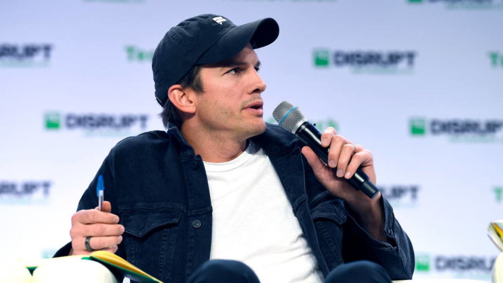 Actor Ashton Kutcher helped a Texas high school cross-country team in need by donating news pairs of running shoes.