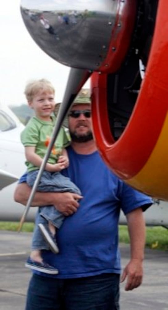 Aircraft fly-in at Moraine Airpark