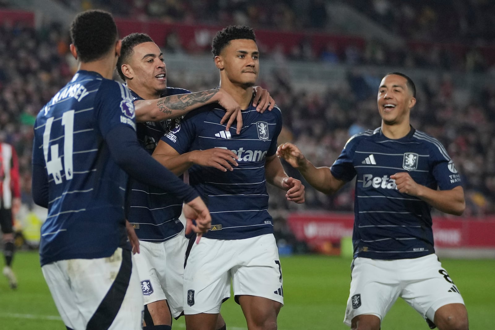 Aston Villa's Ollie Watkins, second right, celebrates with teammates after scoring the opening goal during the English Premier League soccer match between Brentford and Aston Villa at the Gtech Community stadium in London, Saturday, March 8, 2025. (AP Photo/Kin Cheung)