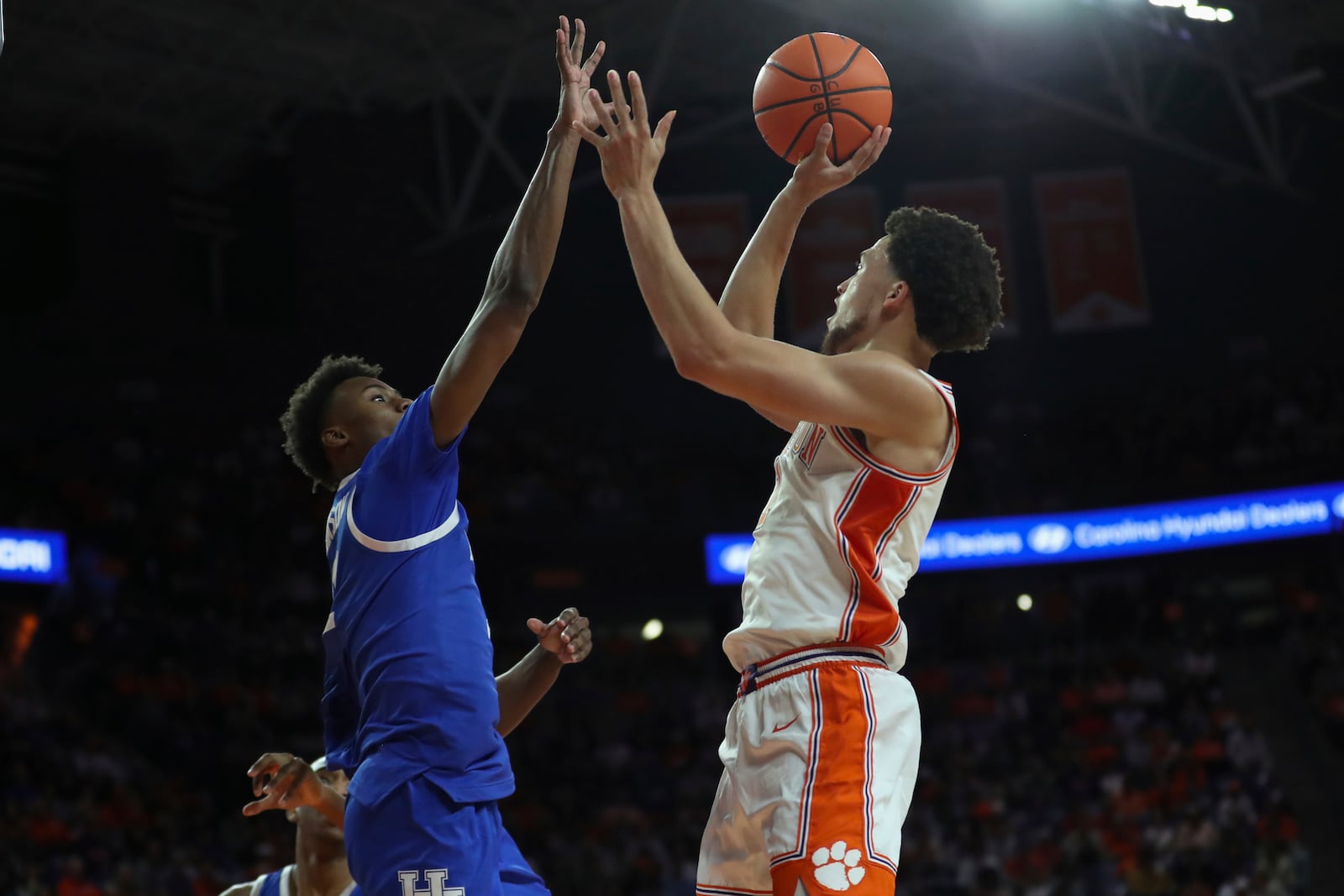 Clemson guard Chase Hunter, right, scores over Kentucky guard Jaxson Robinson, left, during the first half of an NCAA college basketball game, Tuesday, Dec. 3, 2024, in Clemson, S.C. (AP Photo/Artie Walker Jr.)