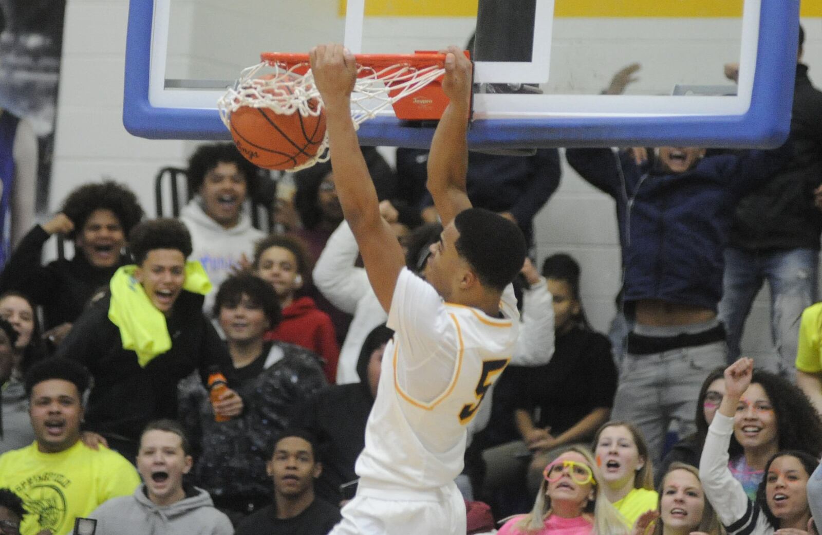 Springfield’s RaHeim Moss dunks. Springfield upset unbeaten, top-ranked and visiting Wayne 54-47 in a boys high school basketball game on Friday, Feb. 9, 2018. MARC PENDLETON / STAFF