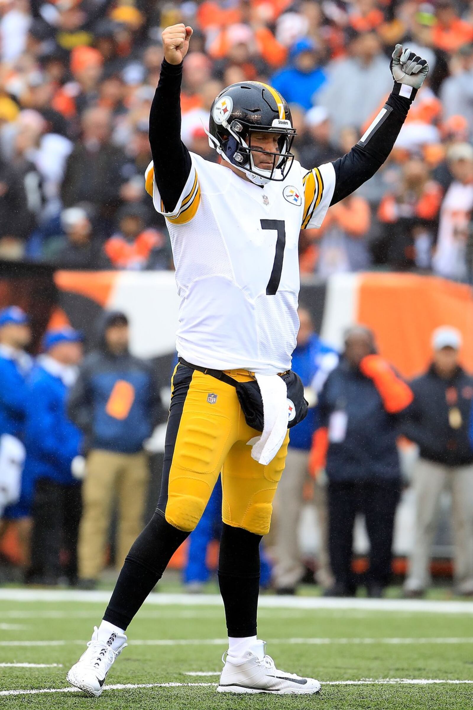 Ben Roethlisberger #7 of the Pittsburgh Steelers celebrates after James Conner #30 scores a touchdown during the second quarter of the game against the Cincinnati Bengals at Paul Brown Stadium on October 14, 2018 in Cincinnati, Ohio. (Photo by Andy Lyons/Getty Images)