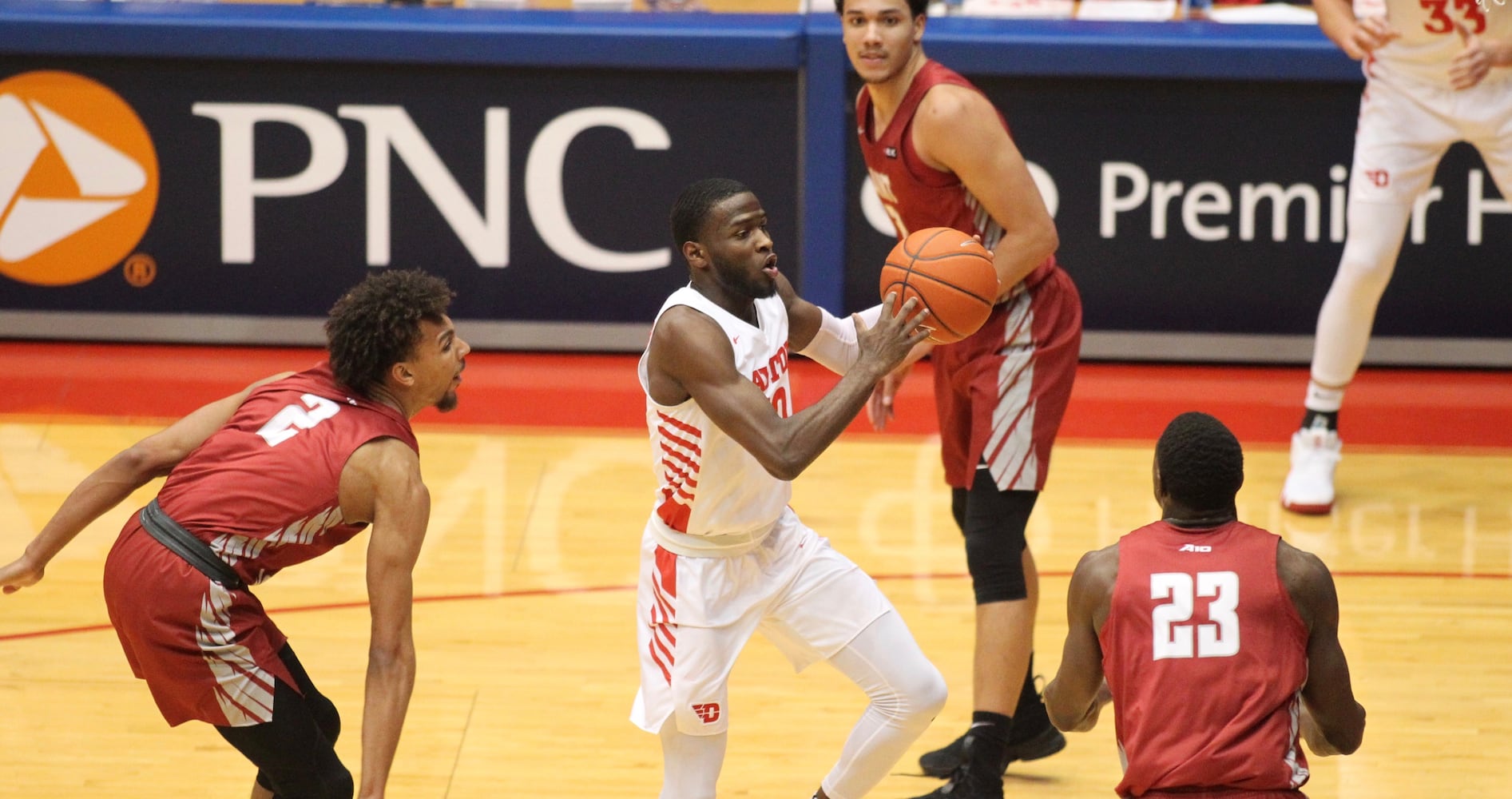 Twenty photos: Dayton Flyers vs. Saint Joseph’s Hawks