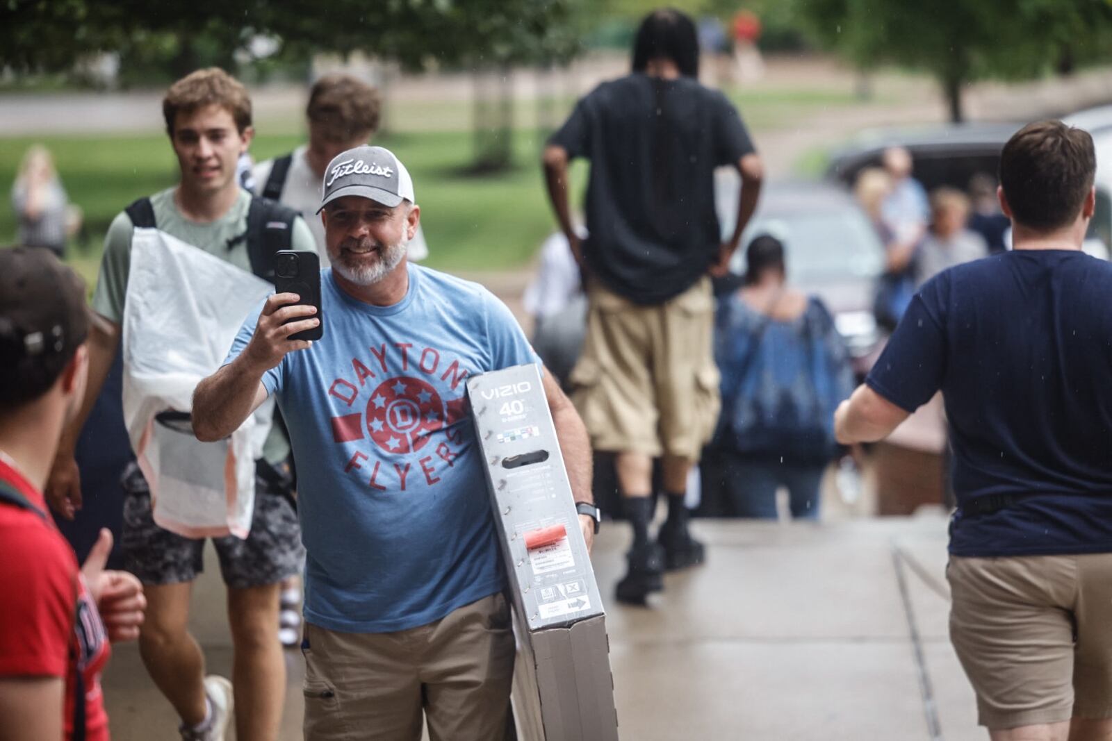 UD students along with family and friends move into Marycrest Complex Friday August 16, 2024. Jim Noelker/Staff 