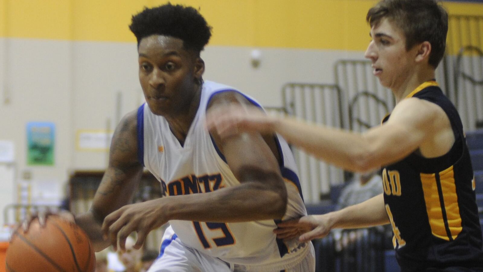 Ponitz’s Floyd Scott (with ball) powers past Oakwood’s Jacob Sargent. Ponitz defeated visiting Oakwood 63-45 in a boys high school basketball game on Tuesday, Dec. 27, 2016. MARC PENDLETON / STAFF