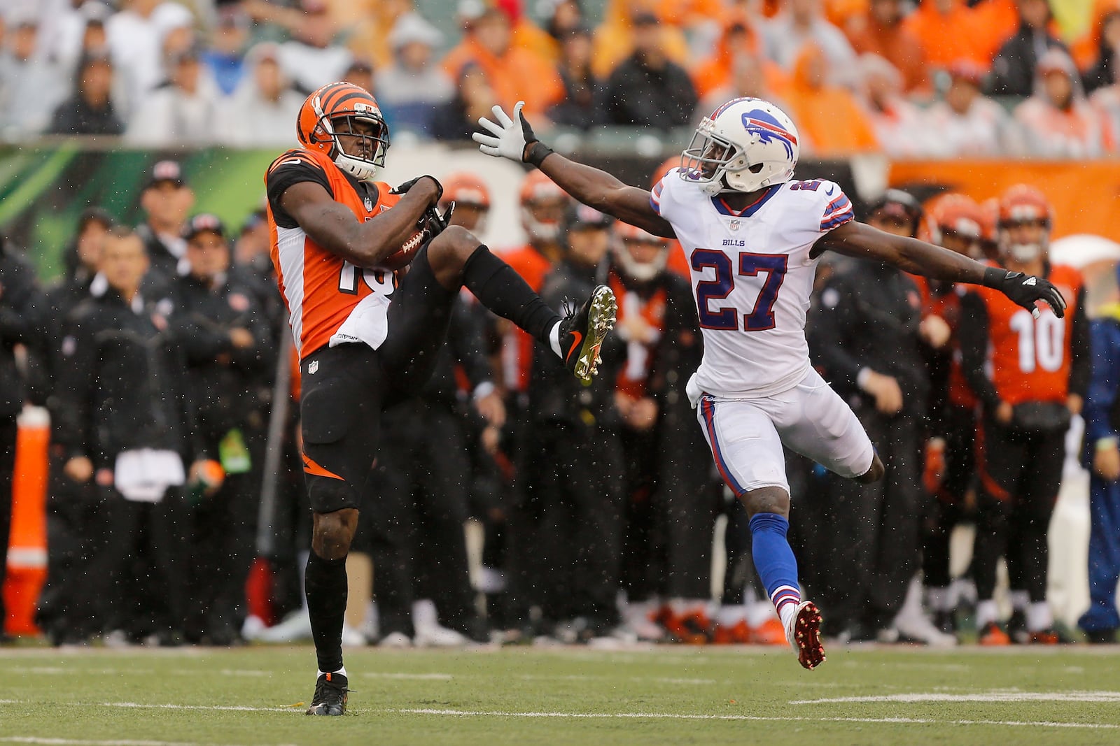 CINCINNATI, OH - OCTOBER 8:  A.J. Green #18 of the Cincinnati Bengals catches a pass while being defended by Tre'Davious White #27 of the Buffalo Bills during the third quarter at Paul Brown Stadium on October 8, 2017 in Cincinnati, Ohio. (Photo by Michael Reaves/Getty Images)