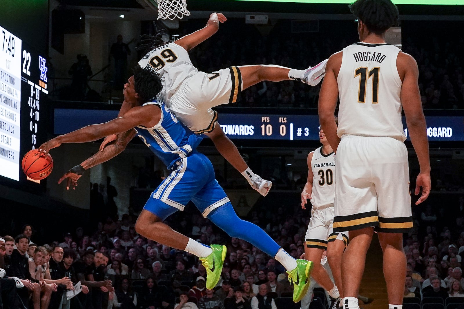 Kentucky center Amari Williams, left, and Vanderbilt forward Devin McGlockton (99) collide under the basket during the first half of an NCAA college basketball game Saturday, Jan. 25, 2025, in Nashville, Tenn. (AP Photo/George Walker IV)