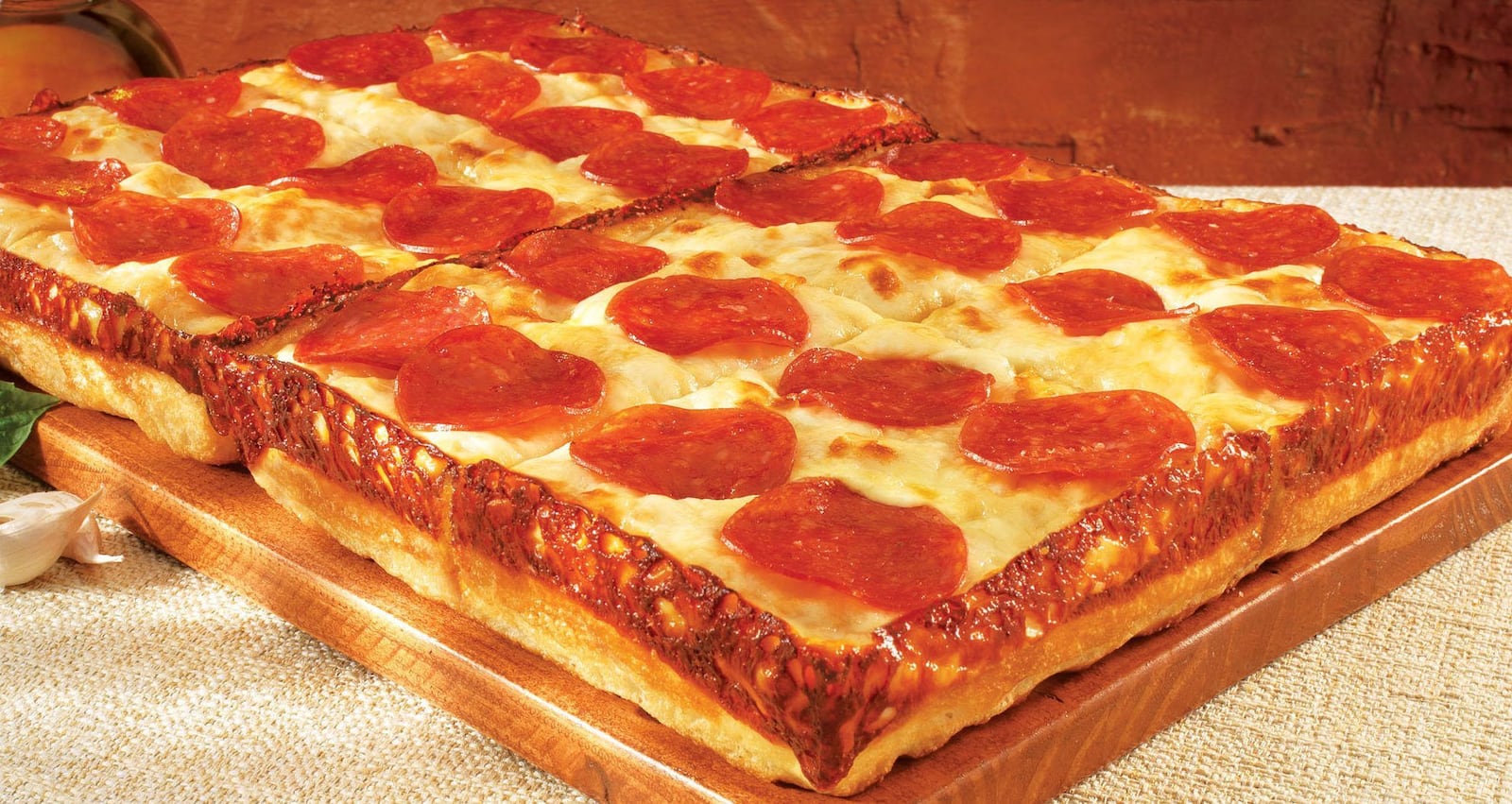 Little Caesars  DEEP!DEEP! Dish Pizza. (PRNewsFoto/Little Caesars Pizza) ORG XMIT: PRN11