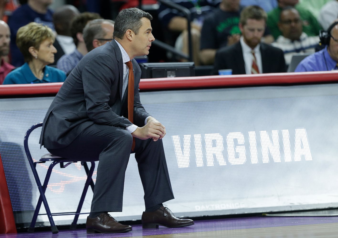 Virginia coach collapses at NCAA tourney