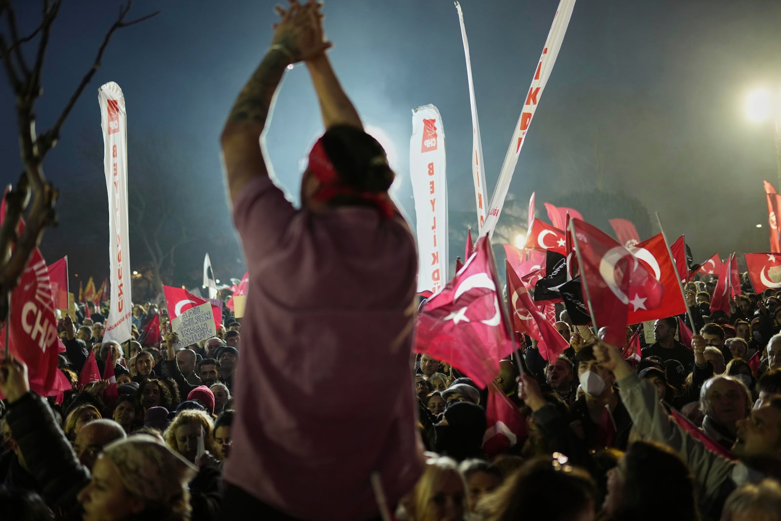 Protesters shout slogans as they protest against the arrest of Istanbul's Mayor Ekrem Imamoglu, in Istanbul, Turkey, Saturday, March 22, 2025. (AP Photo/Francisco Seco)