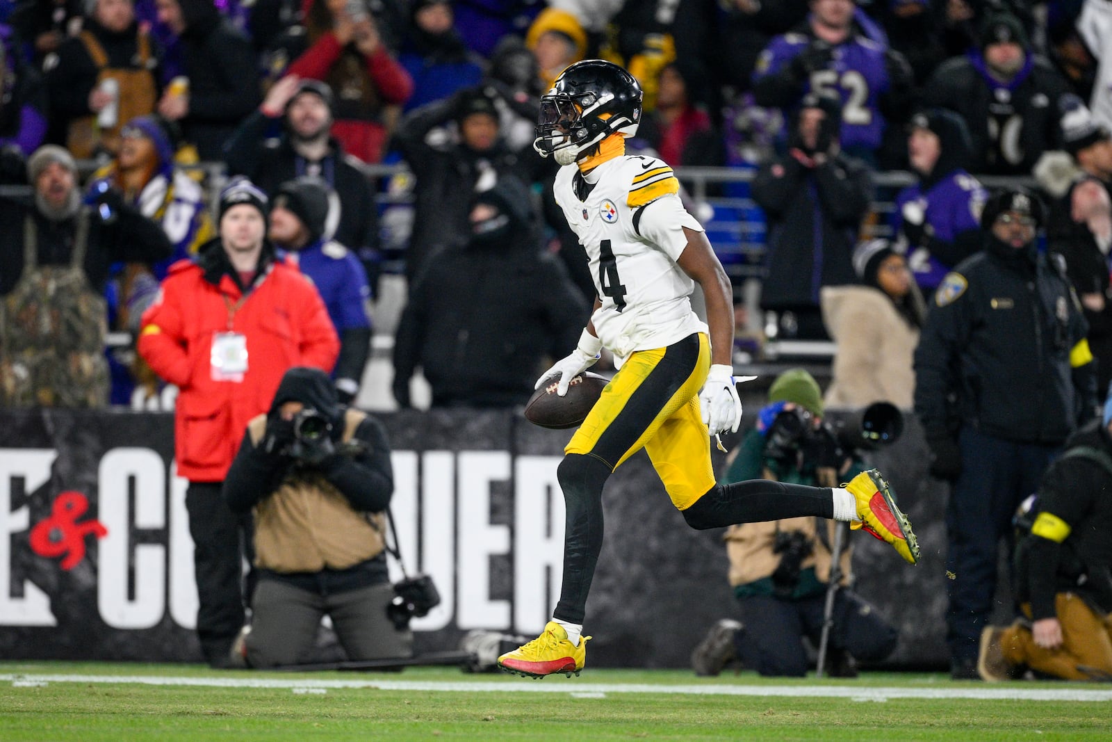 Pittsburgh Steelers wide receiver George Pickens runs for a touchdown after making a catch against the Baltimore Ravens during the second half of an NFL wild-card playoff football game, Saturday, Jan. 11, 2025, in Baltimore. (AP Photo/Nick Wass)