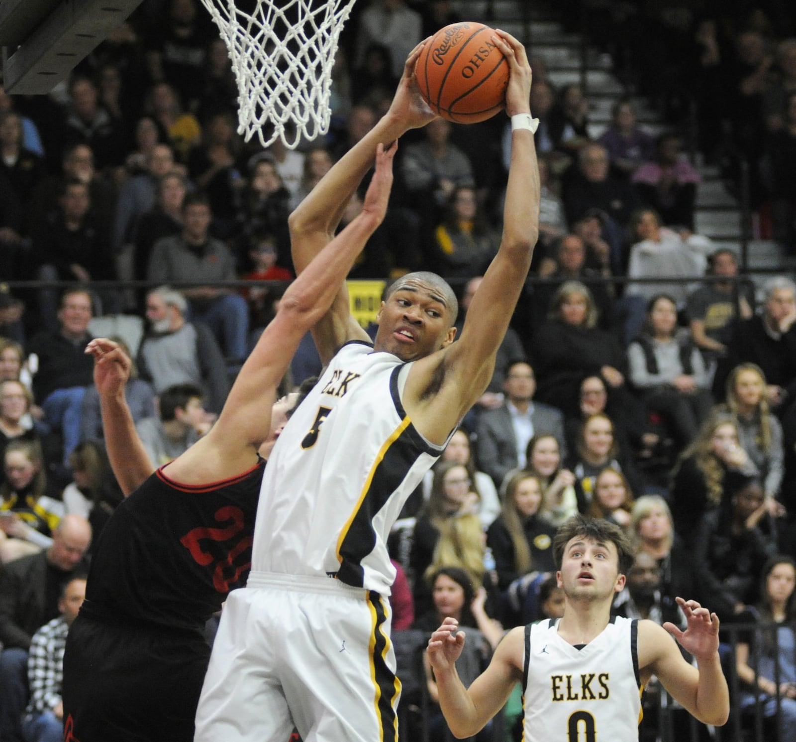 Wayne had no answer for Centerville 6-9 center Mo Njie (with ball), who scored 16 points. Centerville defeated visiting Wayne 69-44 in a boys high school basketball game on Friday, Feb. 15, 2019. MARC PENDLETON / STAFF