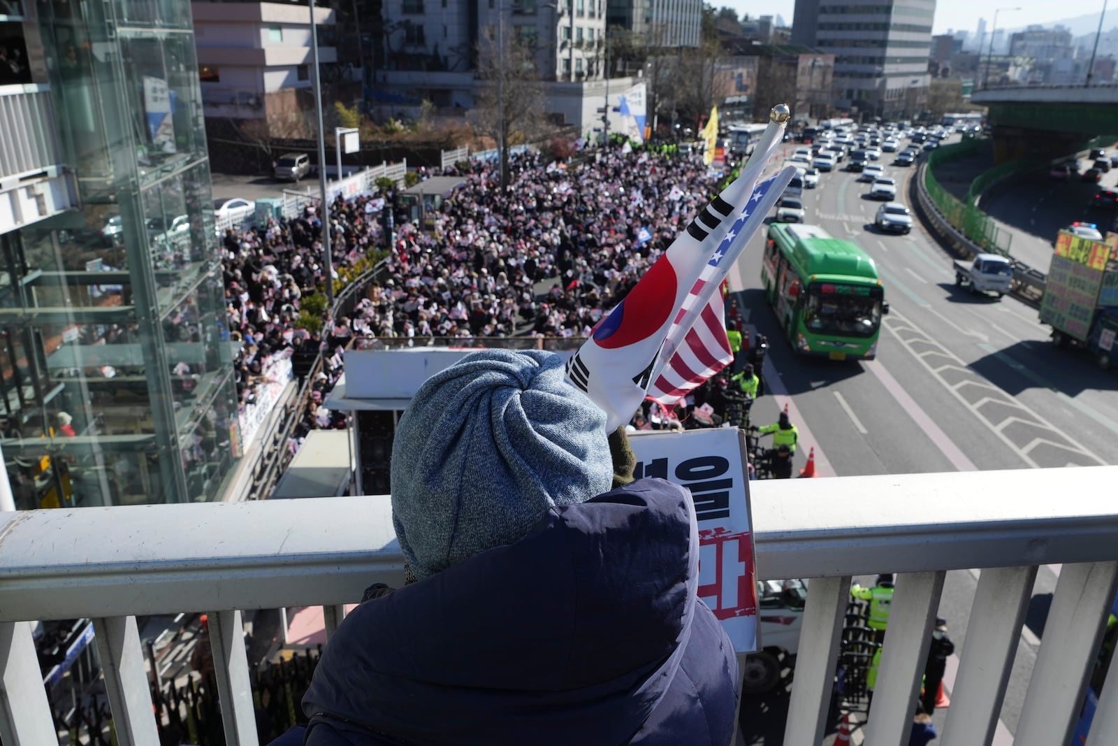 Supporters of impeached South Korean President Yoon Suk Yeol stage a rally near the presidential residence in Seoul, South Korea, Tuesday, Dec. 31, 2024. (AP Photo/Lee Jin-man)