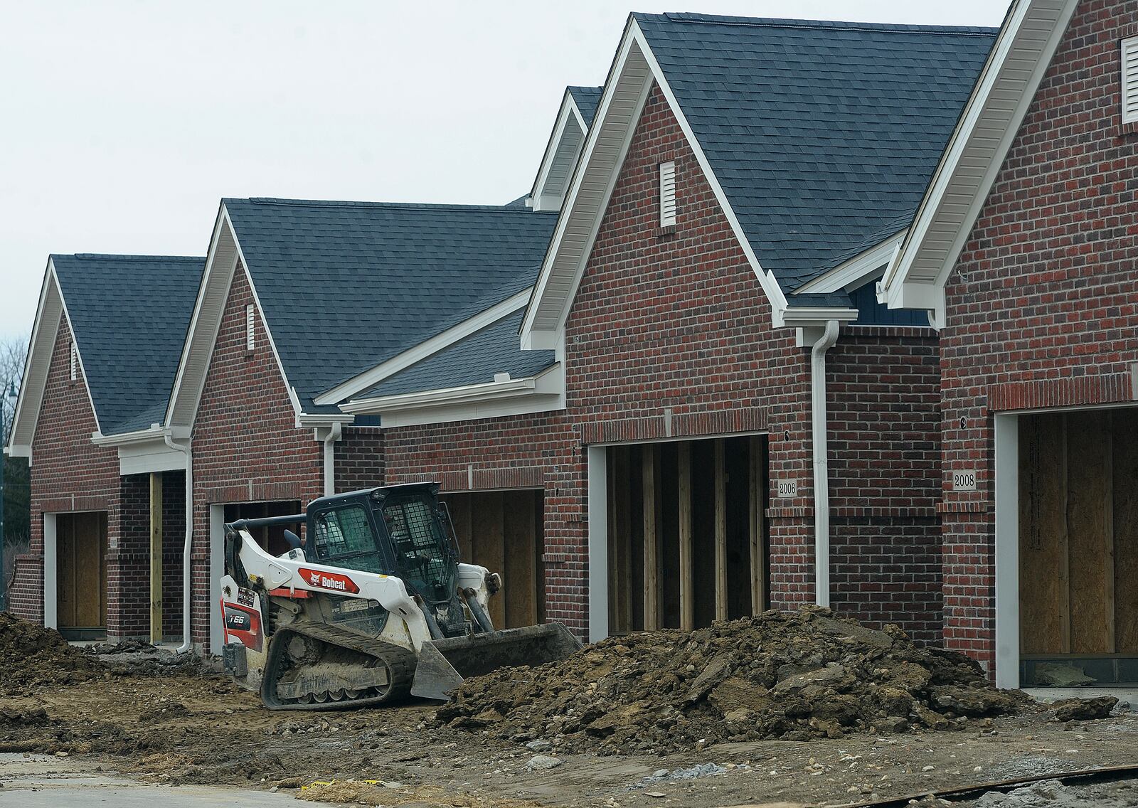 Construction continues on the Gables community in Huber Heights. Total new permits pulled for 2023 numbered 1,697, down 14.8% from 2022, according to Home Builders Association of Dayton. MARSHALL GORBY\STAFF