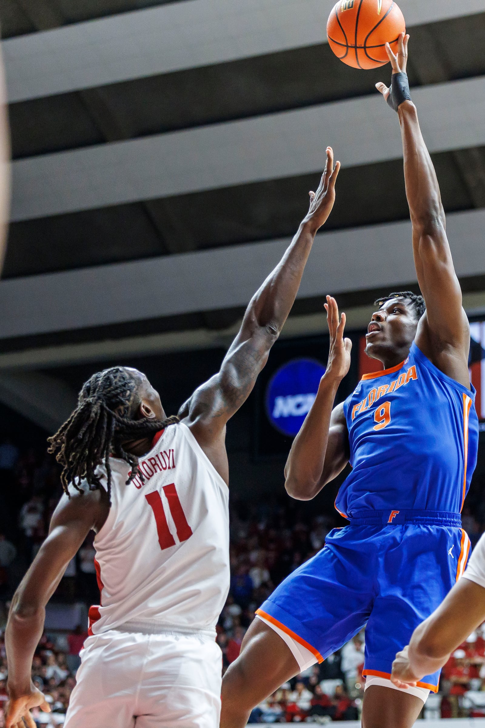 Florida center Rueben Chinyelu (9) shoots over Alabama center Clifford Omoruyi (11) during the first half of an NCAA college basketball game, Wednesday, March 5, 2025, in Tuscaloosa, Ala. (AP Photo/Vasha Hunt)