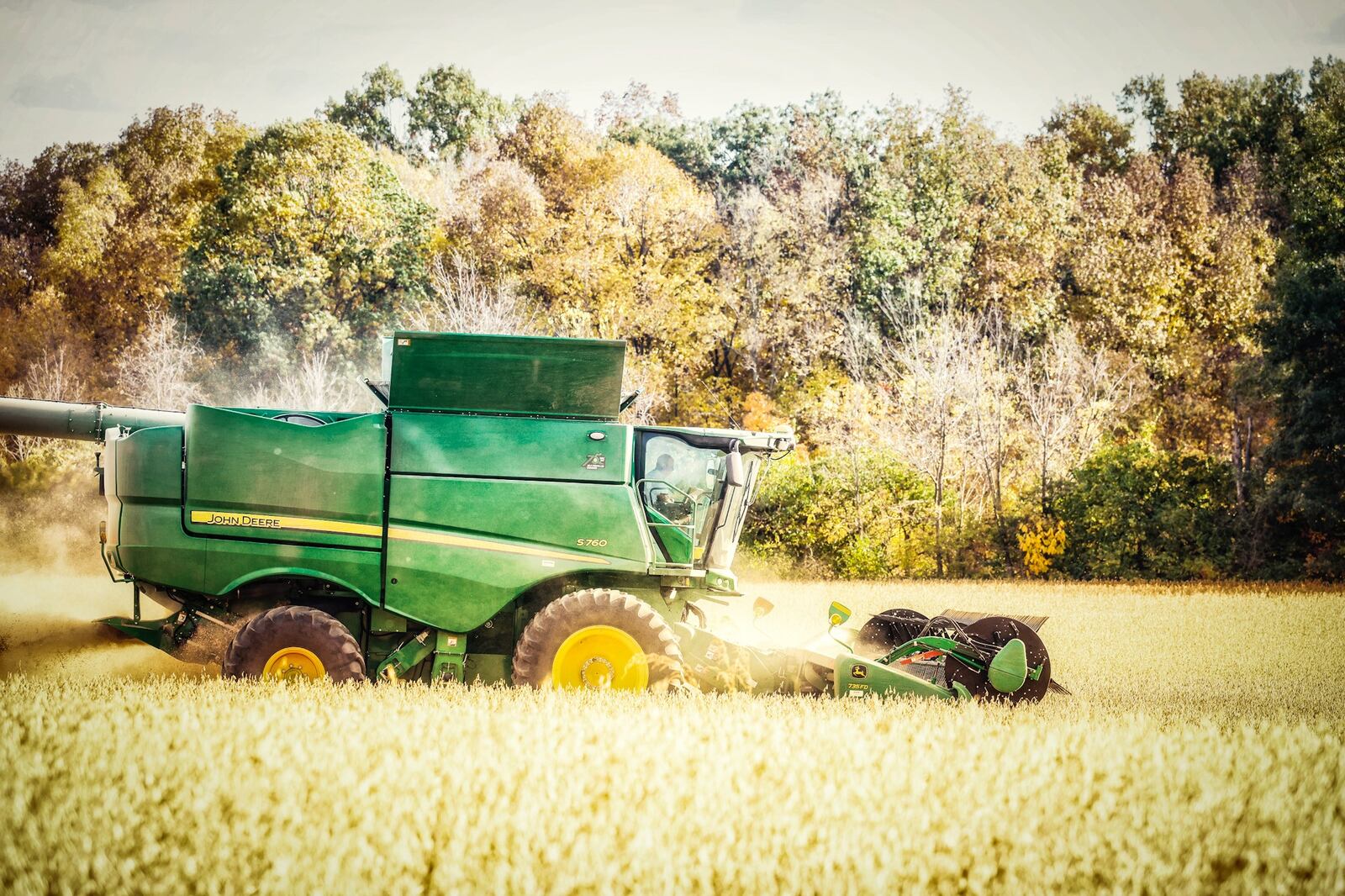 A Montgomery County farmer harvest soybeans from a field near Farmersville Wednesday October 19, 2022. Ohio's main cash crop are soybeans and corn. JIM NOELKER/STAFF