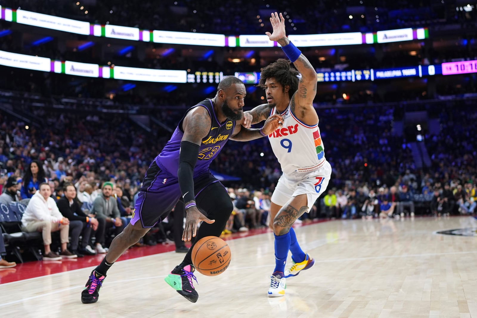 Los Angeles Lakers' LeBron James, left, tries to get past Philadelphia 76ers' Kelly Oubre Jr. during the first half of an NBA basketball game, Tuesday, Jan. 28, 2025, in Philadelphia. (AP Photo/Matt Slocum)