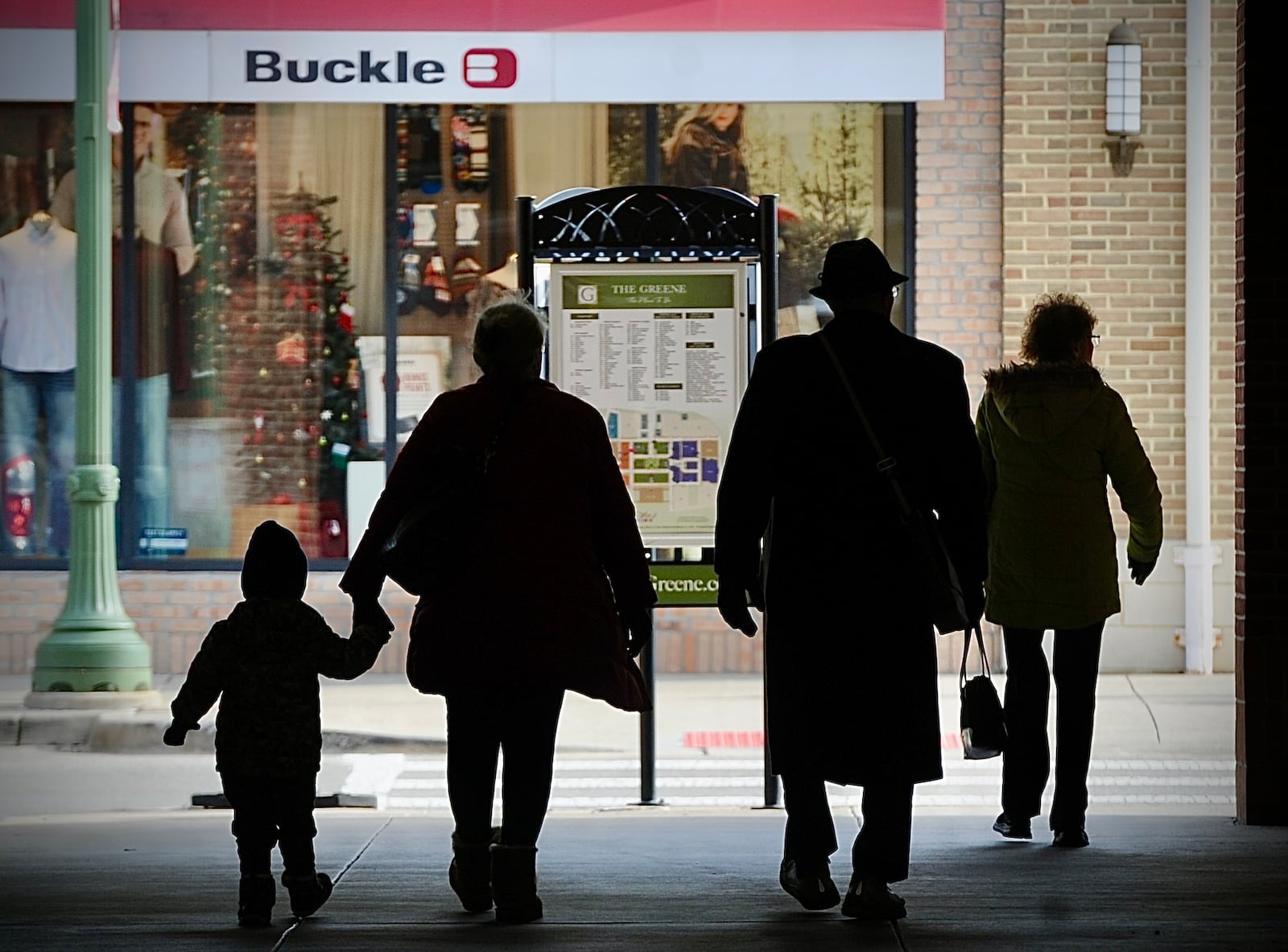 Lots of last-minute Christmas shoppers visited the Greene Wednesday Dec. 22, 2022. MARSHALL GORBY \STAFF