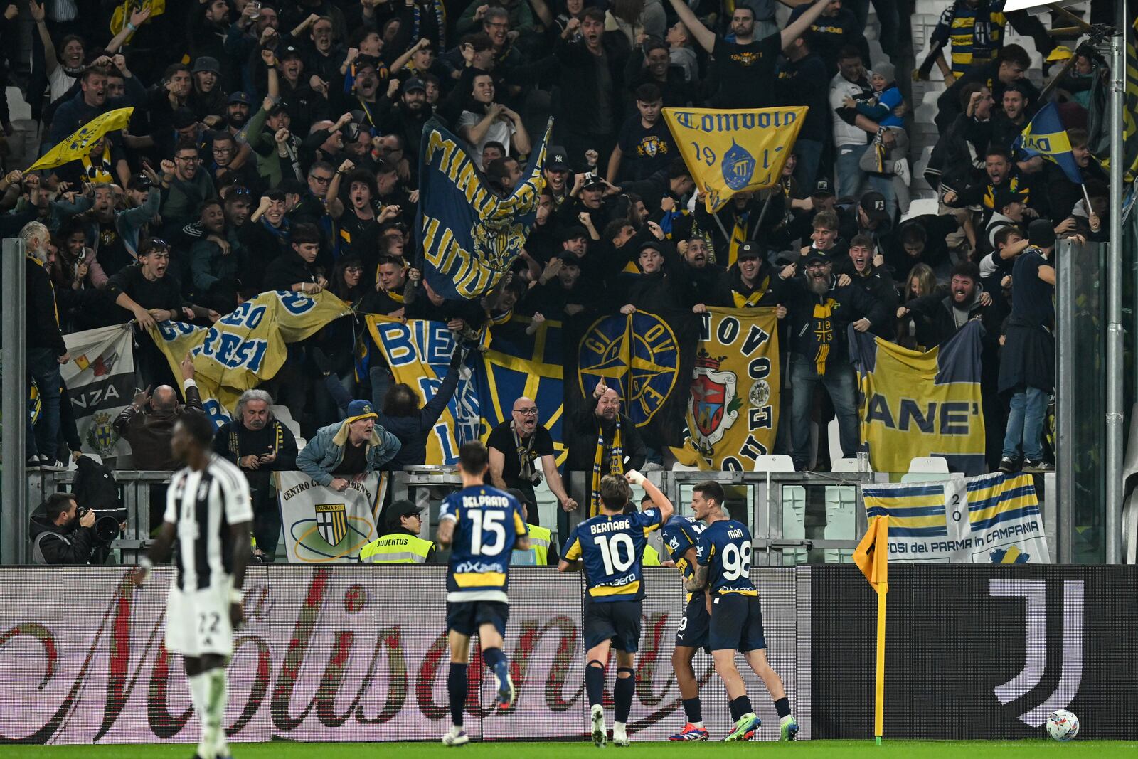 Parma's Simon Sohm celebrates scoring with teammates during the Serie A soccer match between Juventus and Parma at the Allianz Stadium in Turin, Italy, Wednesday, Oct. 30, 2024. (Tano Pecoraro/LaPresse via AP)