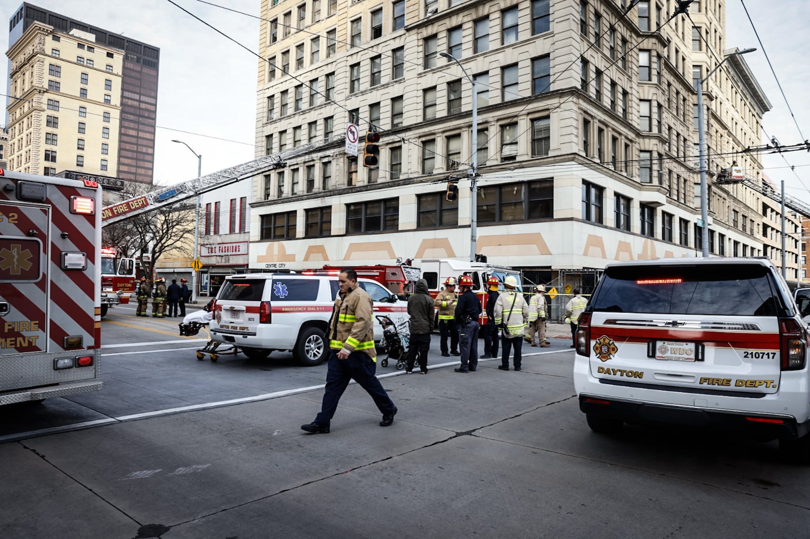 Crews fight fire in Center City Building. JIM NOELKER, STAFF