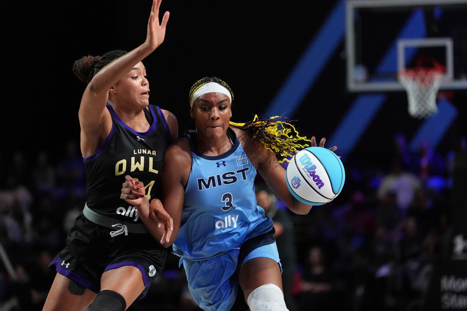 Aaliyah Edwards, right, drives past Napheesa Collier in the Unrivaled 1-on-1 basketball final, Friday, Feb. 14, 2025, in Medley, Fla. (AP Photo/Rebecca Blackwell)