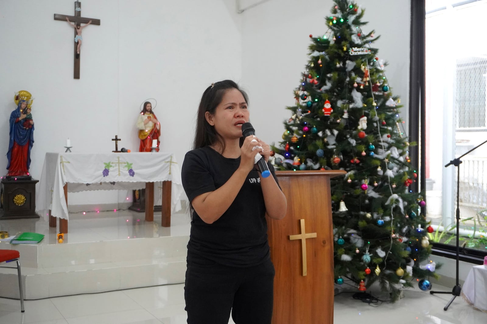 Filipino death-row drug convict Mary Jane Veloso speaks during a Christmas event at the Yogyakarta Women's Prison in Gunung Kidul, Indonesia, Tuesday, Dec. 10, 2024. (AP Photo/Slamet Riyadi)