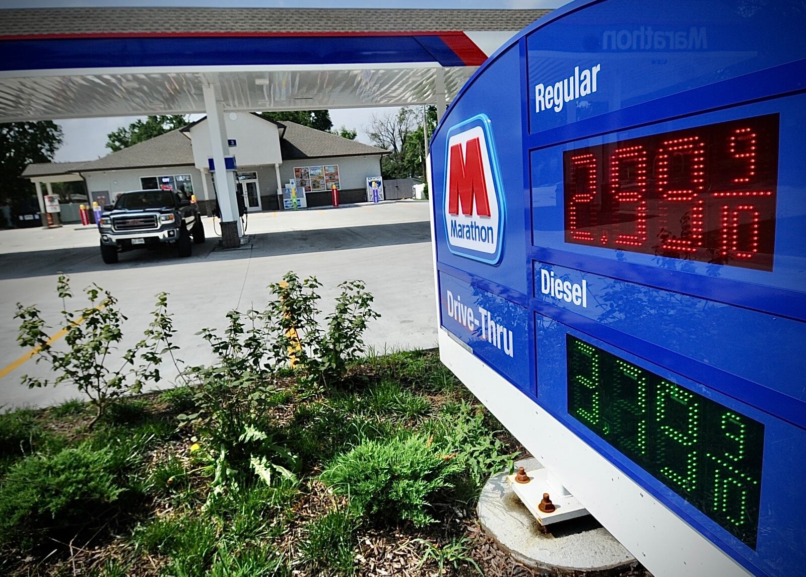 The price of gas drops below $3 a gallon at the Marathon gas station at Dayton-Yellow Springs Road Road and Kauffman Avenue in Fairborn Tuesday, July 4, 2023. MARSHALL GORBY/STAFF