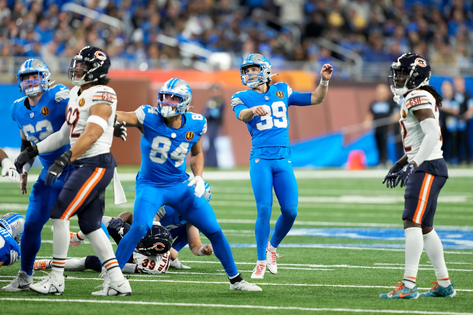 Detroit Lions place-kicker Jake Bates (39) kicks a 36-yard field goal against the Chicago Bears during the first half of an NFL football game, Sunday, Nov. 17, 2024, in Detroit. (AP Photo/Carlos Osorio)