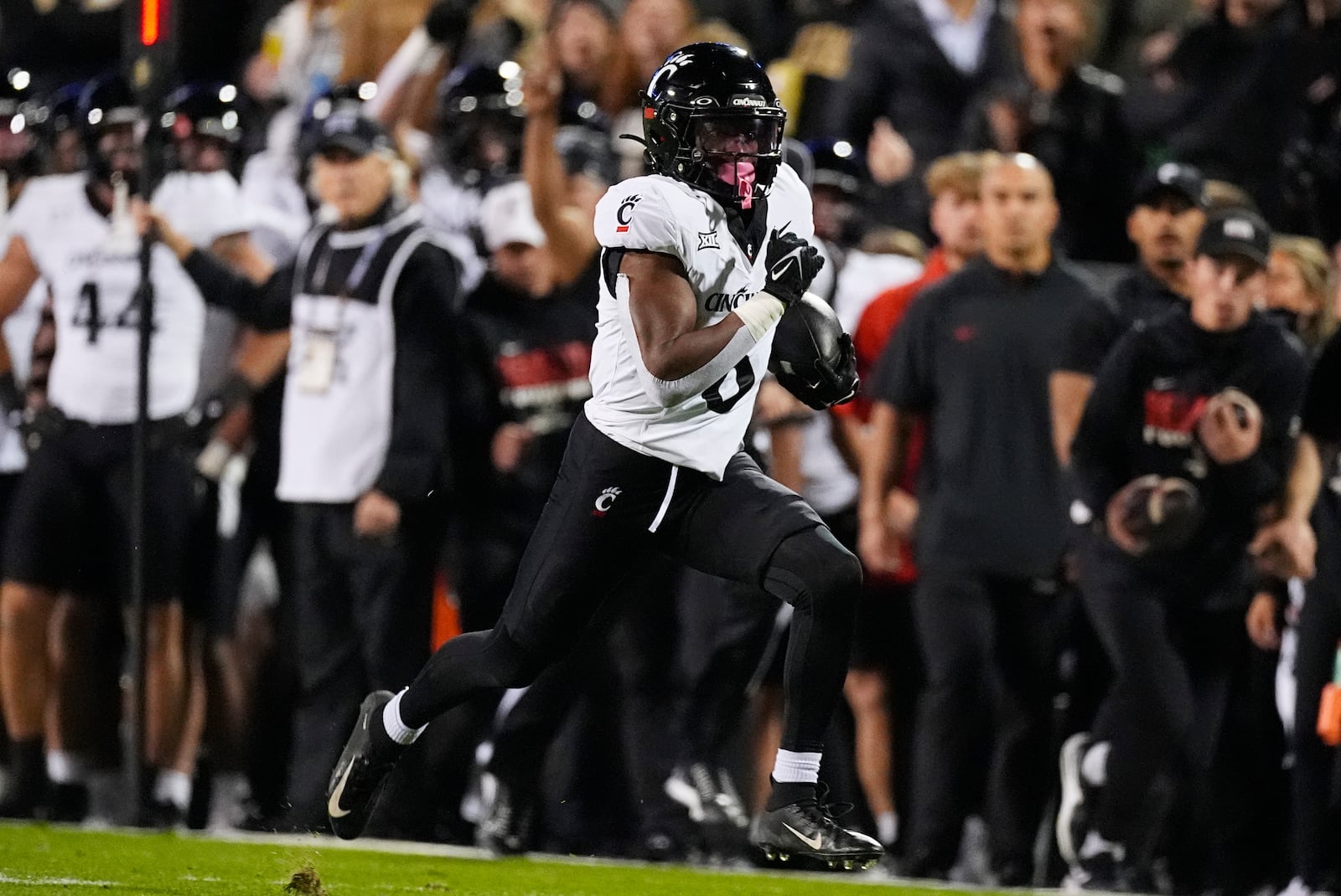 Cincinnati running back Evan Pryor runs for a long gain after catching a pass in the first half of an NCAA college football game against Colorado, Saturday, Oct. 26, 2024, in Boulder, Colo. (AP Photo/David Zalubowski)