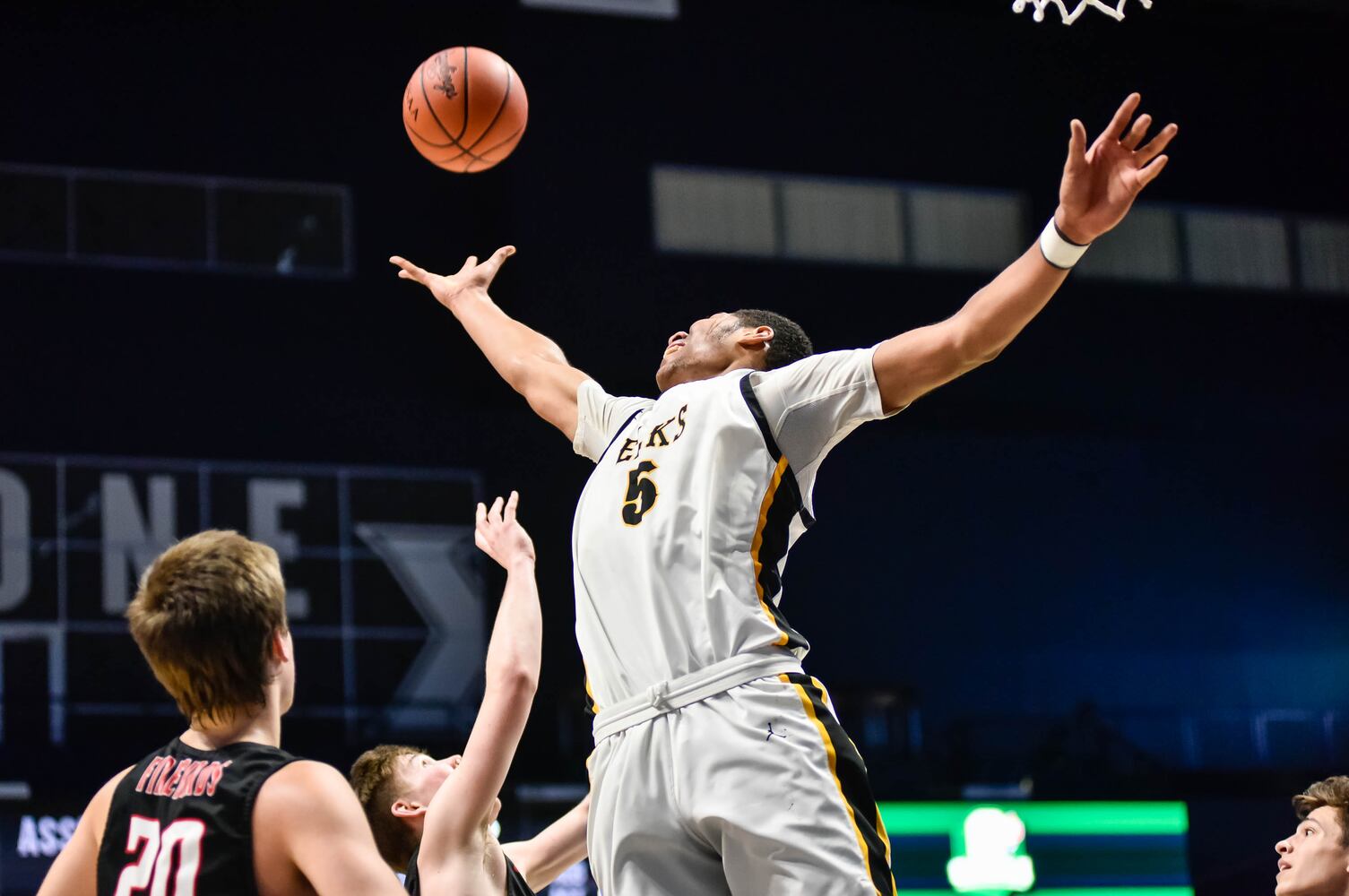 Centerville beats Lakota West in D1 boys district basketball final