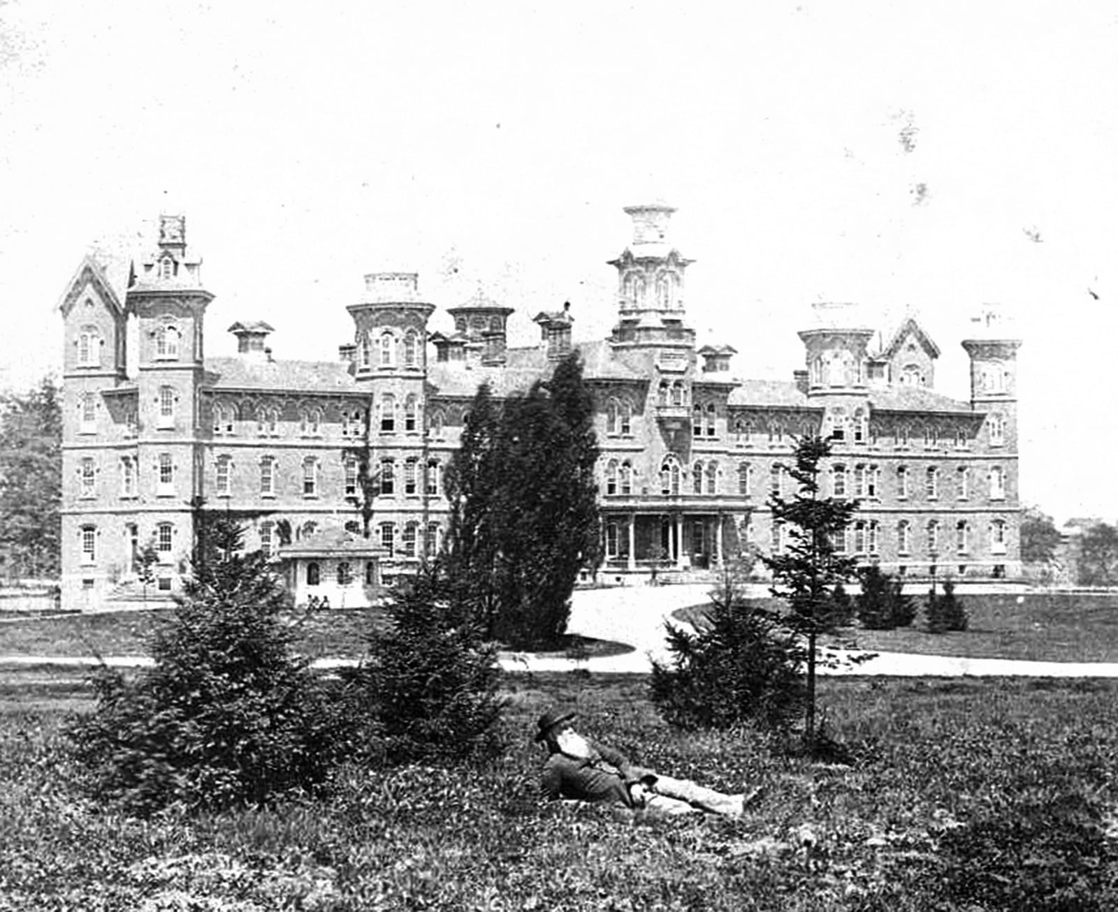 Construction of Home Hospital was completed in 1870 on the campus of the National Home for Disabled Volunteer Soldiers in Dayton. The main building had 300 beds and an operating room in the basement. PHOTO COURTESY OF THE DAYTON VA ARCHIVES