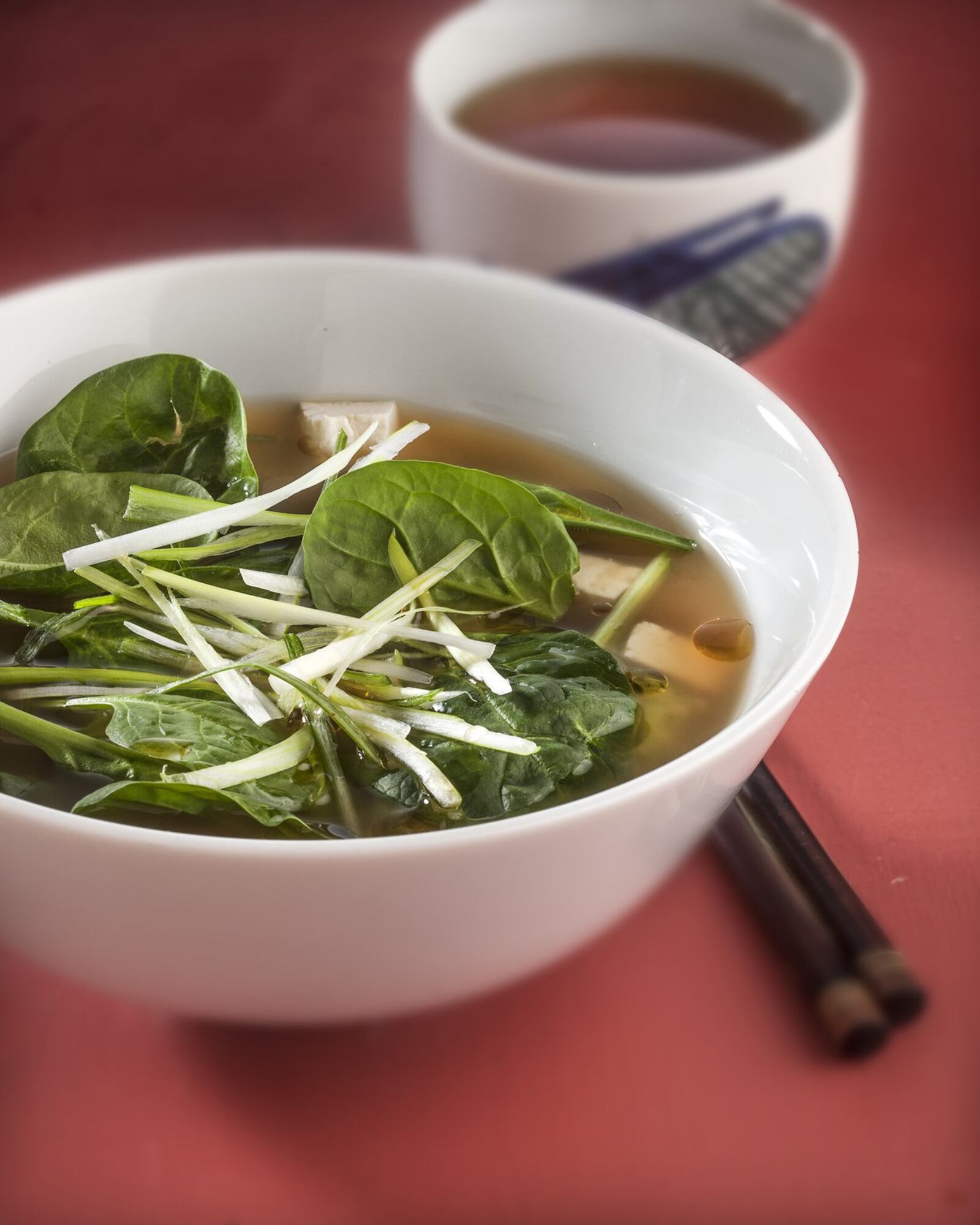 Ginger, miso, tofu, spinach, green onion are piled in a bowl, then doused with broth. Soup, instantly. (Food styling by Joan Moravek) (Bill Hogan/Chicago Tribune/TNS)